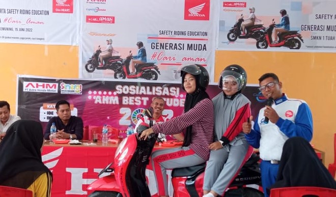 Instruktur Safety Riding CDN Riau Steven VHS saat memberikan materi di SMKN 1 Tuah Kemuning Inhil